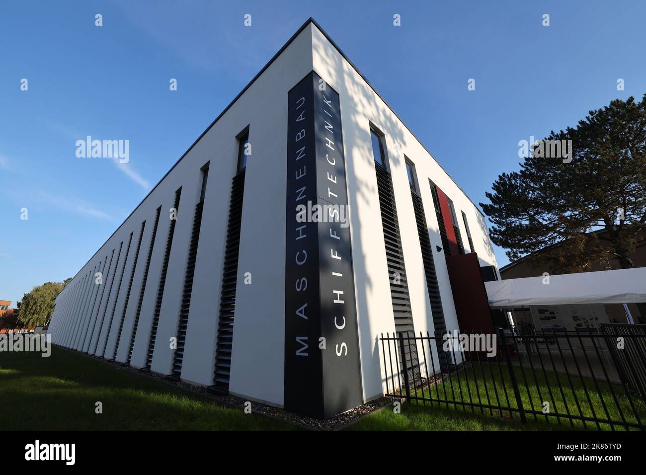 Rostock, Germania. 21st Ott 2022. La nuova sala di ricerca della Facoltà di Ingegneria Meccanica e Marina dell'Università di Rostock. La nuova sala di ricerca ospita, tra l'altro, macchine di collaudo per materiali e sistemi tecnici e sistemi robotizzati per varie tecniche di saldatura. Il nuovo edificio, del costo di 6,6 milioni di euro, sarà inaugurato ufficialmente il 21 ottobre 2022. Credit: Bernd Wüstneck/dpa/Alamy Live News Foto Stock