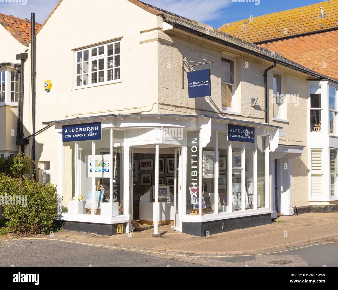 Esterno della Aldeburgh Contemporary Arts Gallery in High Street. Foto Stock