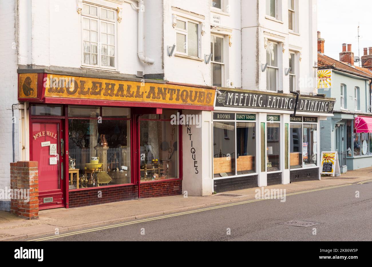 Negozio di antiquariato Mole Hall e David's Place / DP's bar in Aldeburgh High Street. Suffolk. REGNO UNITO Foto Stock