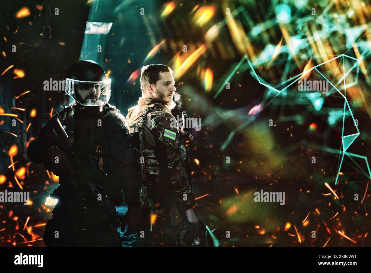 I soldati di guerra moderni al buio con munizioni da combattimento e armi nelle mani di laser-vista attrezzati sono in ordine di battaglia. Supporti misti. Foto Stock