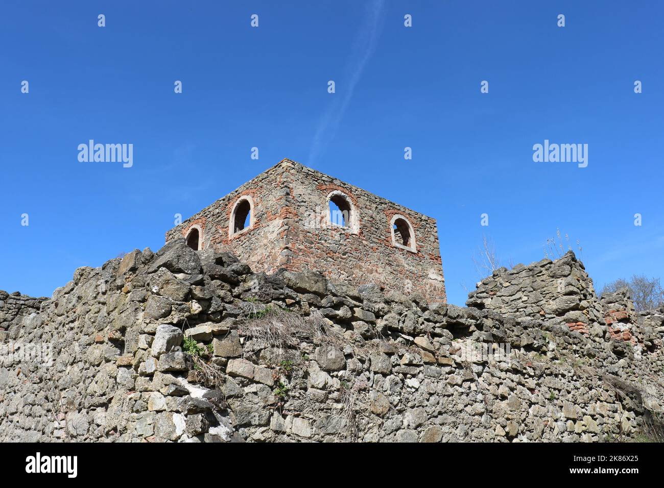 rovine del vecchio castello, luogo perduto, edificio abbandonato, vecchio ospedale Foto Stock