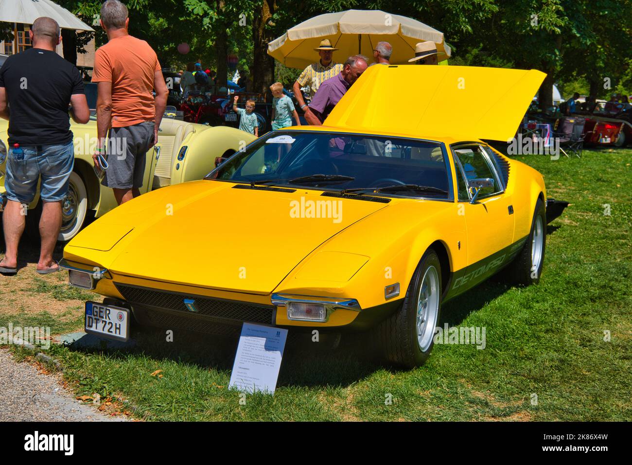 BADEN BADEN BADEN, GERMANIA - LUGLIO 2022: Auto sportiva gialla 1971 DETOMASO PANTERA, incontro oldtimer a Kurpark. Foto Stock