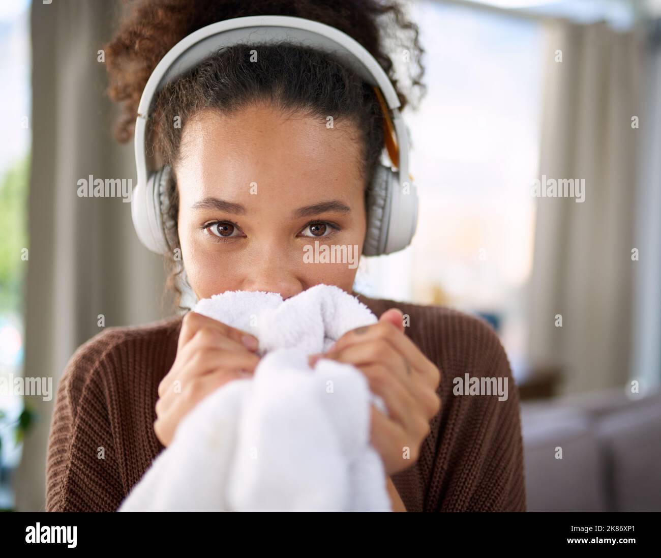 Sembra pulito e puzzava anche di questo. Una donna puzzava di bucato appena lavato mentre si siede a casa. Foto Stock