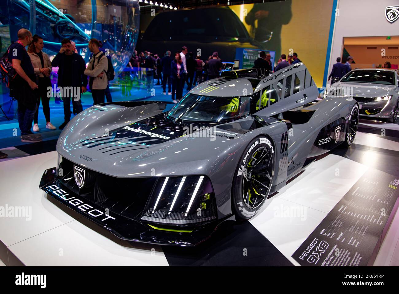 Parigi, Francia. 17th Ott 2022. La Peugeot 9X8 Hybrid Hypercar è esposta allo stand Peugeot durante il Mondial Paris Motor Show di Parigi. Foto Stock