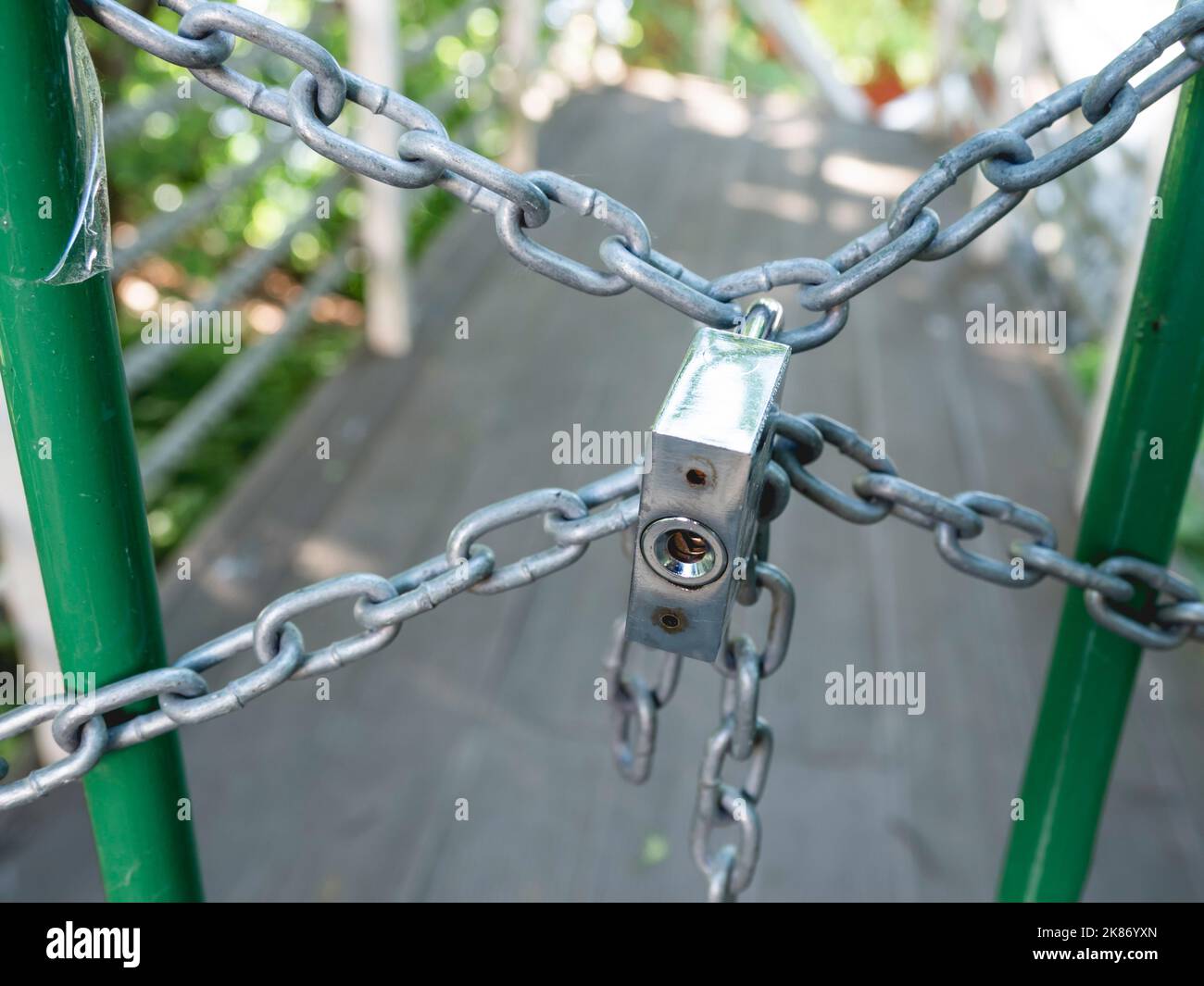 La direzione in avanti è bloccata con catena e armadietto in metallo. Territorio vietato. Foto Stock