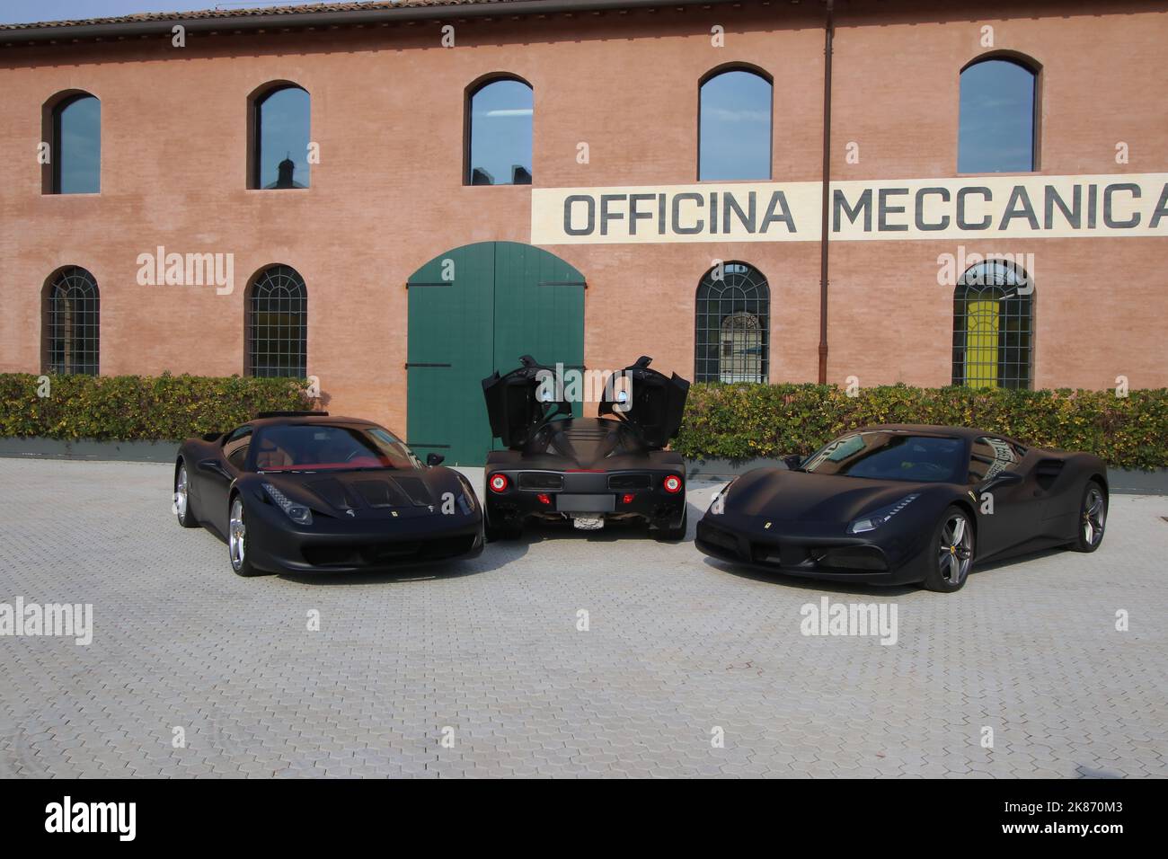 Modena, 2022 ottobre, Museo MEF Ferrari, sede di Enzo Ferrari, prototipi Ferrari super auto di fronte al museo Foto Stock