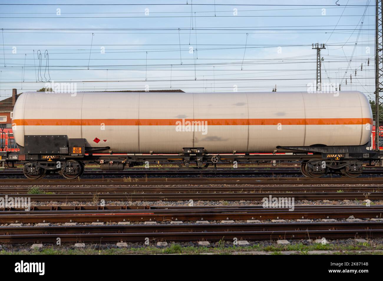 Rimorchio ferroviario tedesco per gas liquido nella crisi del gas di guerra in Ucraina alla stazione di Darmstadt Foto Stock