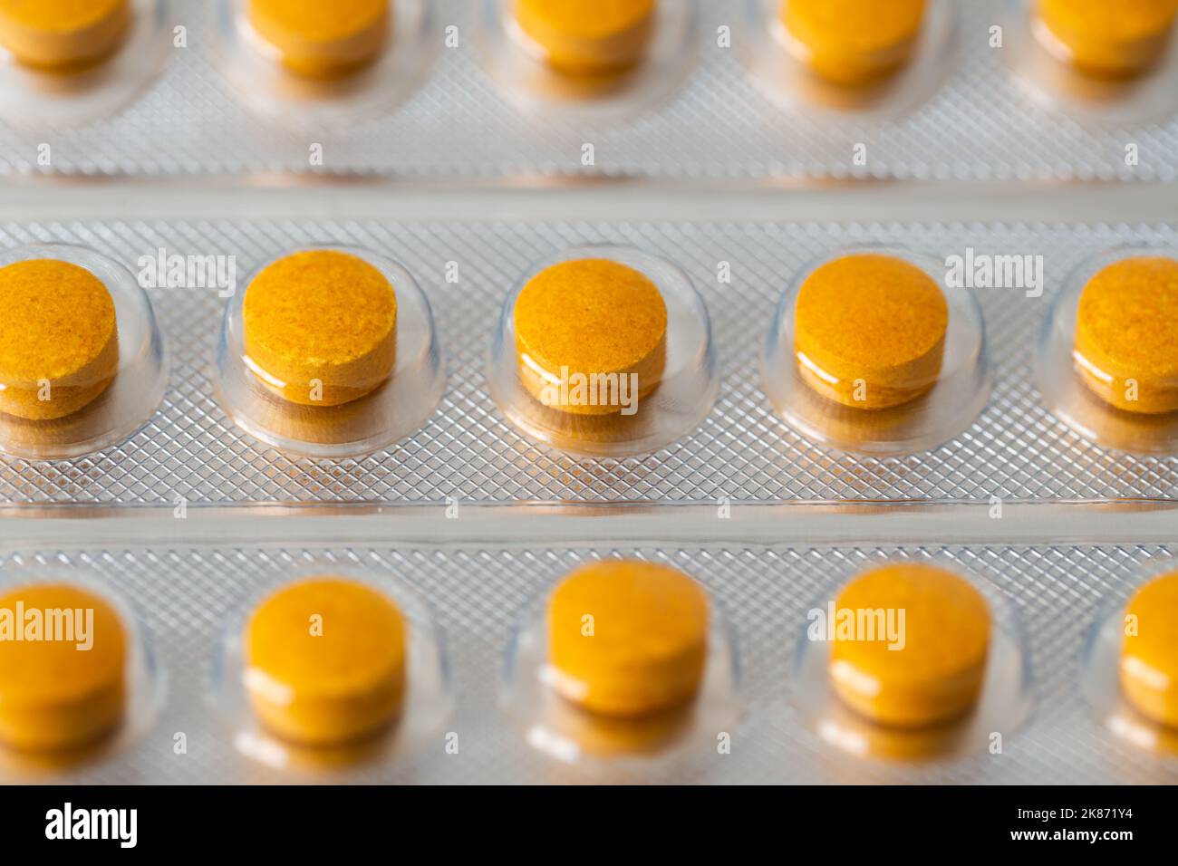 Pillole gialle nelle confezioni blister. Foto Stock