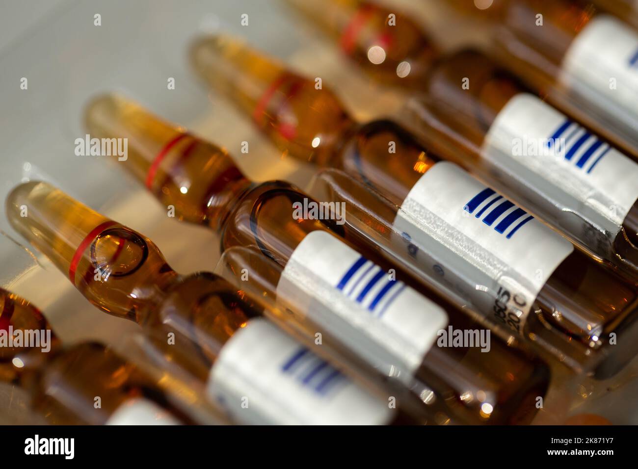 Flaconcini di medicinale liquido. Foto Stock