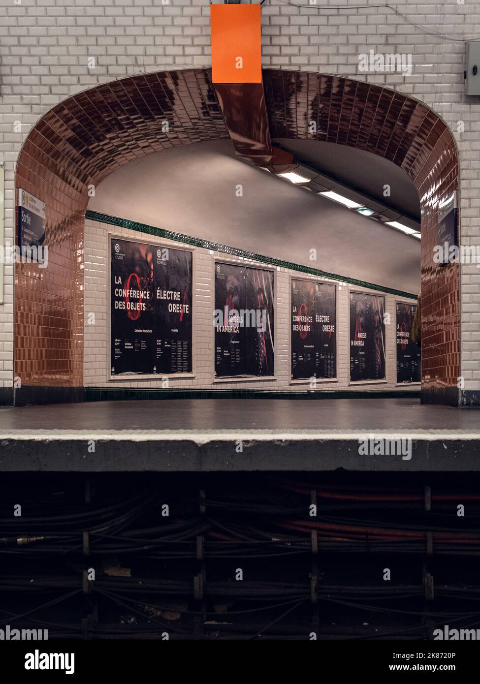 La vista dei poster sulla parete della stazione la Courneuve Foto Stock
