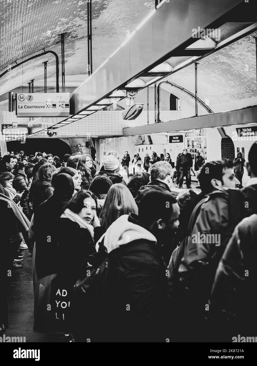 La vista verticale in scala di grigi della stazione della metropolitana affollata di la Courneuve Foto Stock