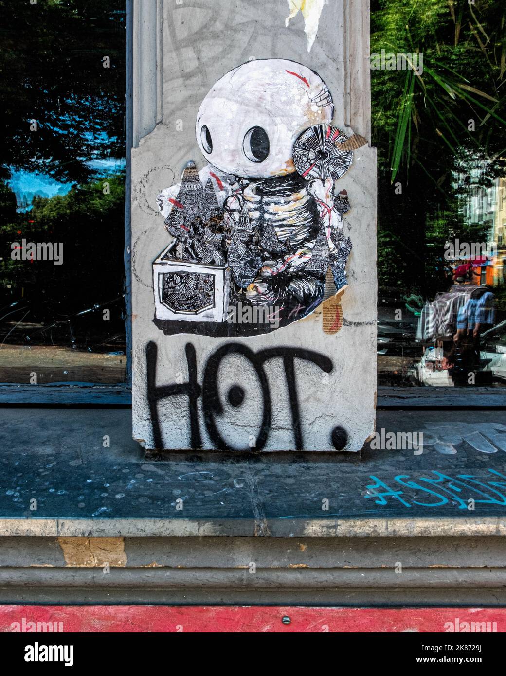 Paste-up di British Street Artist, Sam Crew, a Prenzlauer Berg, Berlino Foto Stock