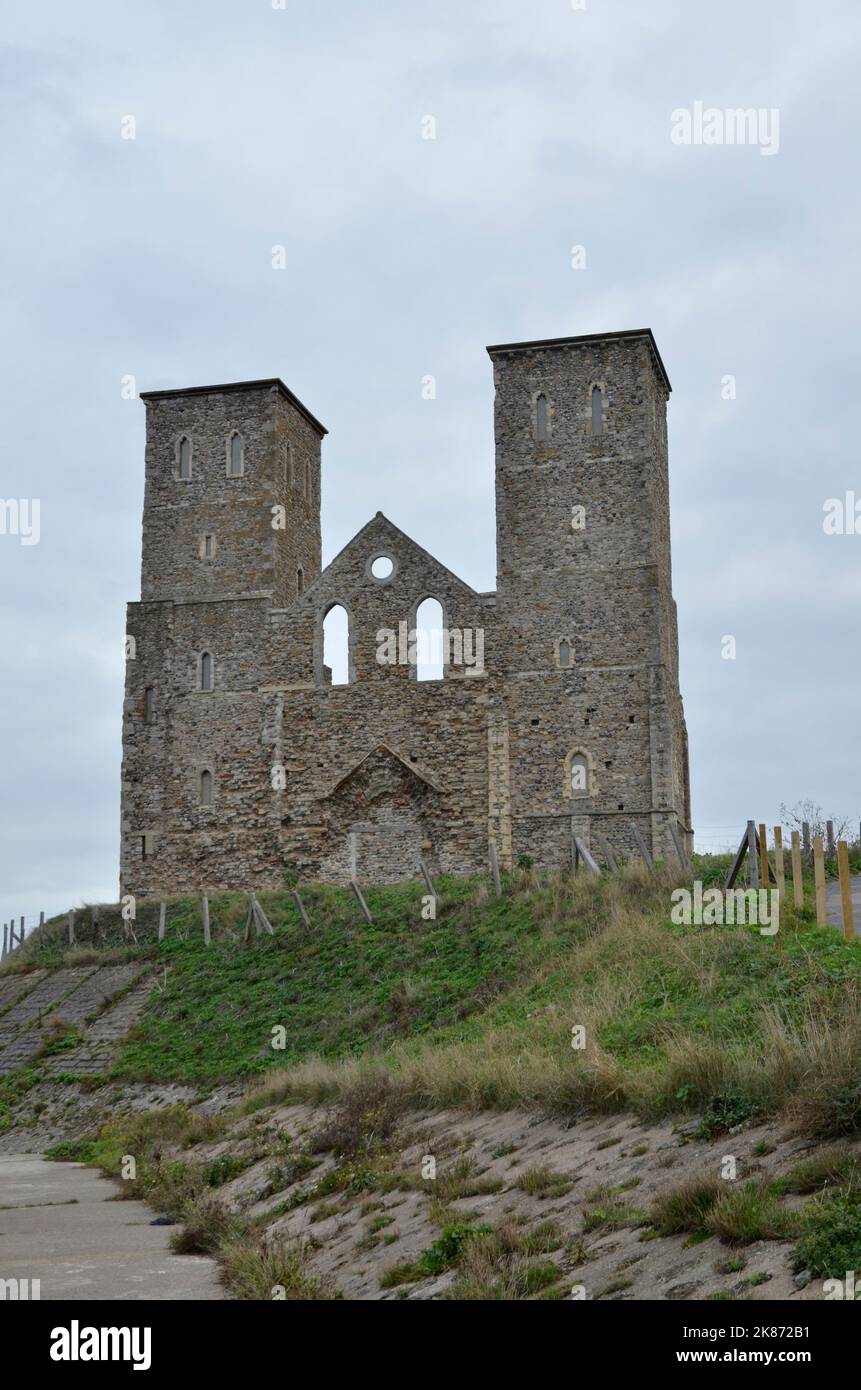 La chiesa di Santa Maria in rovina a Reculver sulla costa del Kent. Fu in parte demolita nel 1809. Foto Stock