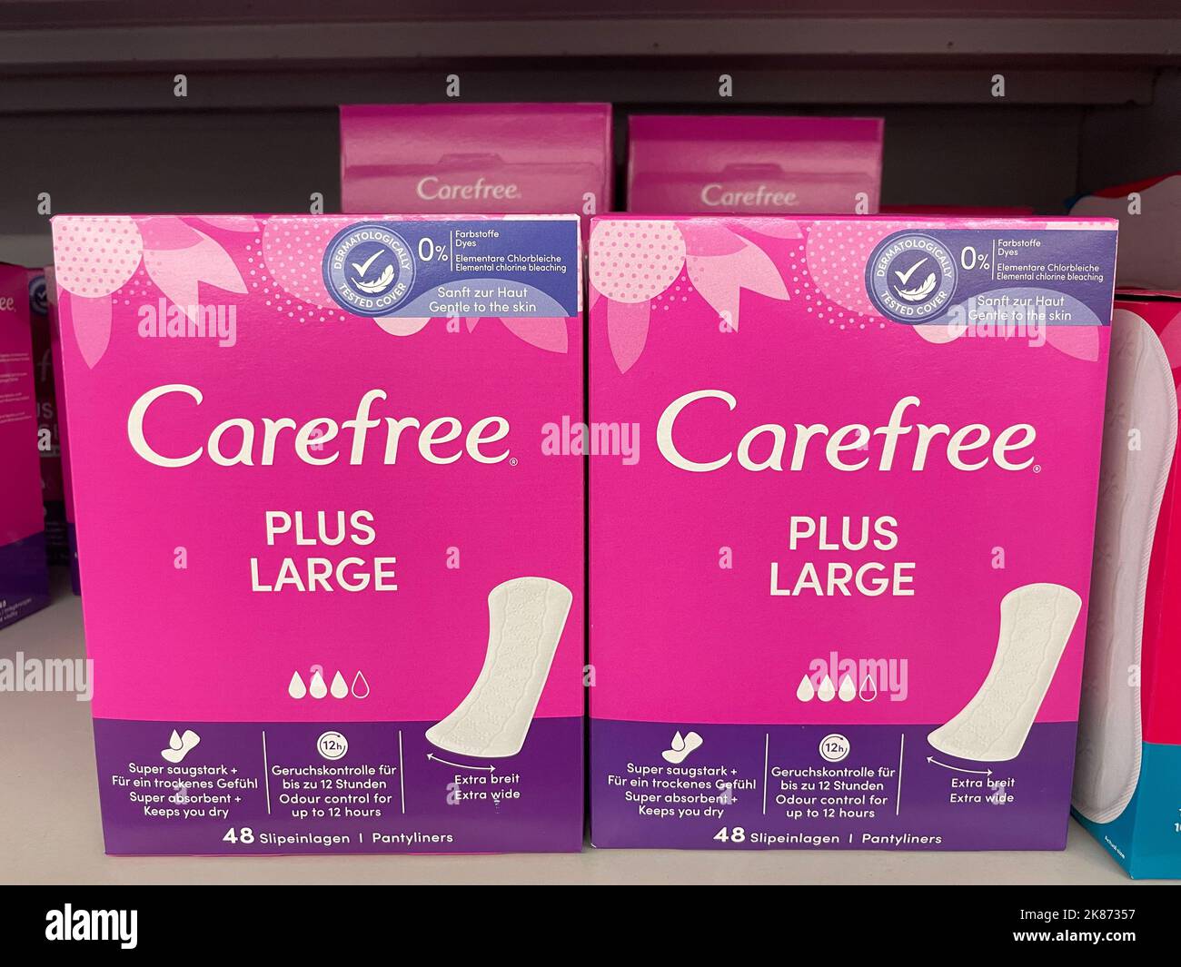 Norimberga, Germania - 03 marzo 2022: Un assortimento di assorbenti igienici Carefree o pantilina esposizione per la vendita nel supermercato scaffale. Foto Stock