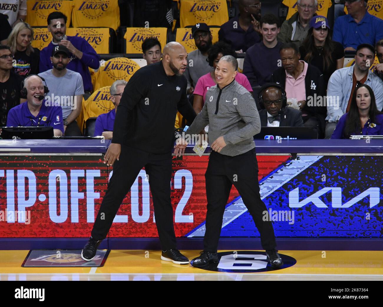 Los Angeles, Stati Uniti. 20th Ott 2022. L'allenatore dei Los Angeles Lakers Darvin Ham (L) e l'allenatore dei Los Angeles Clippers Tyronn Lue salutano l'inizio della partita NBA alla Crypto.com Arena di Los Angeles giovedì 20 ottobre 2022. Foto di Jim Ruymen/UPI Credit: UPI/Alamy Live News Foto Stock