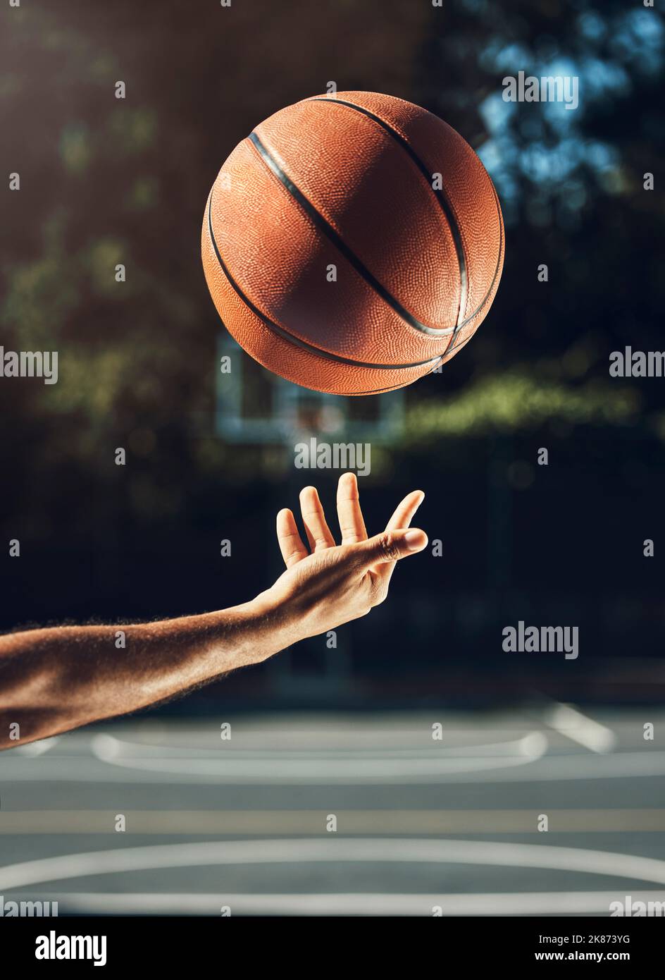 Campo da pallacanestro, mani o palla texture per il fitness, l'allenamento o l'esercizio fisico per il gioco da competizione o partita. Zoom, sport uomo o giocatore di basket pronti Foto Stock