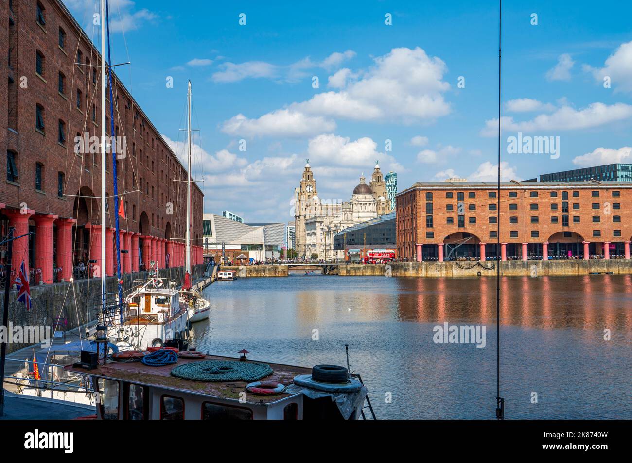 Albert Dock, con vista sulle tre grazie, Liverpool, Merseyside, Inghilterra, Regno Unito, Europa Foto Stock