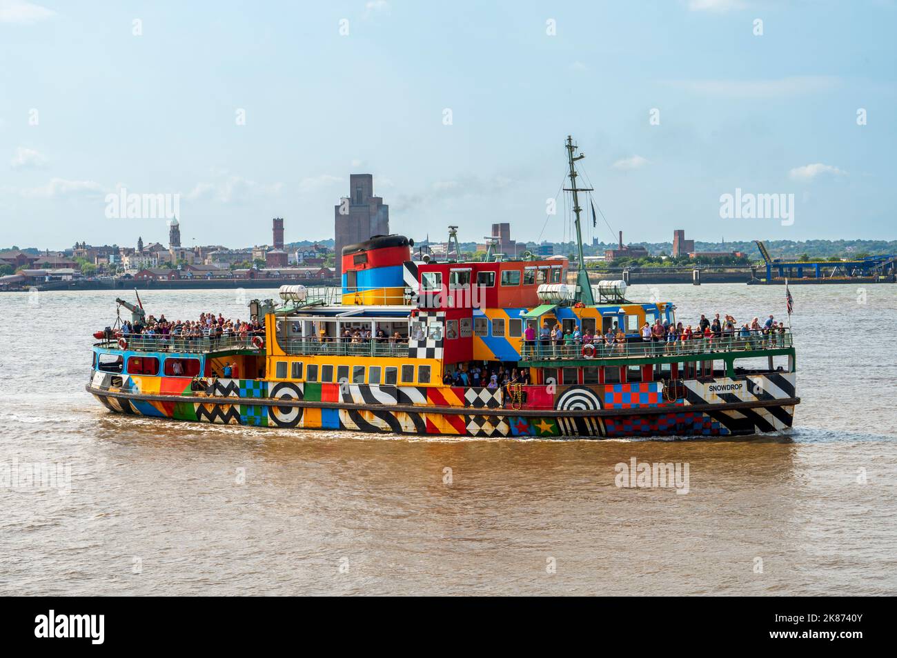 Il traghetto Mersey Snowdrop che arriva a Pier Head, Liverpool, Merseyside, Inghilterra, Regno Unito, Europa Foto Stock