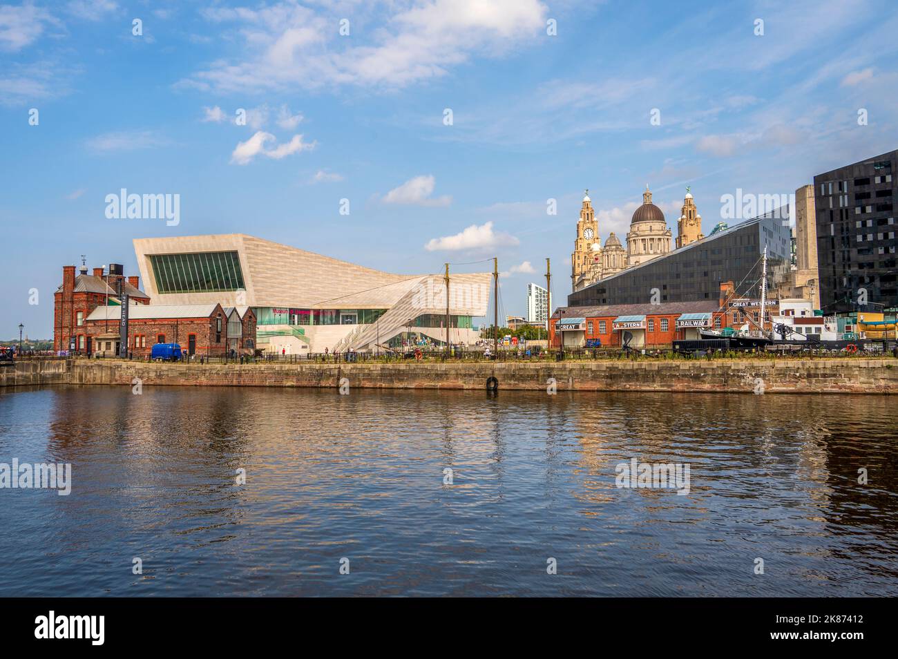 Museum of Liverpool and Liver Building on the Pierhead, Liverpool, Merseyside, Inghilterra, Regno Unito, Europa Foto Stock