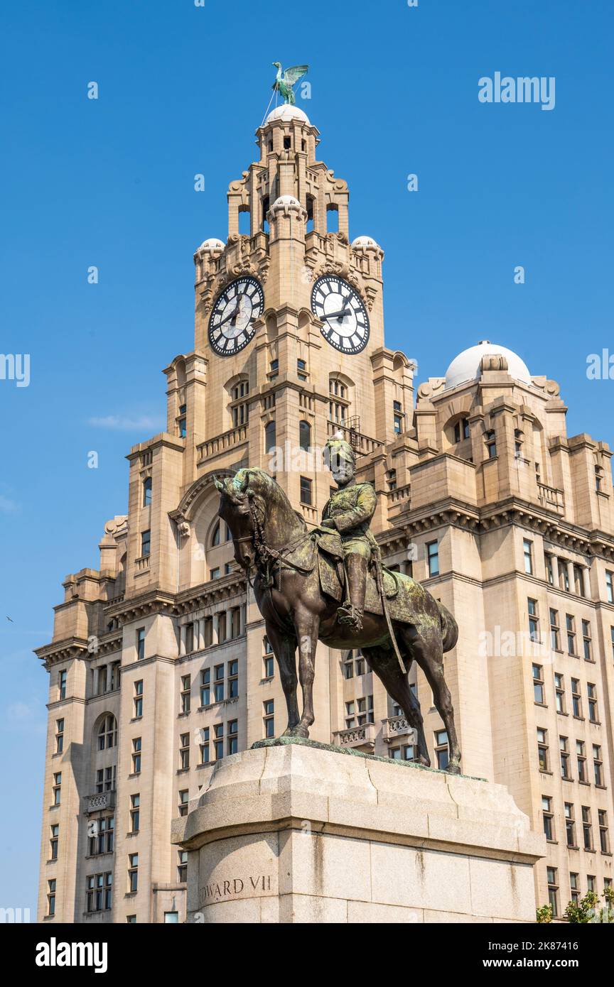 Statua di Edoardo V11 e il porto di Liverpool Building, Waterfront, Pier Head, Liverpool, Merseyside, Inghilterra, Regno Unito, Europa Foto Stock