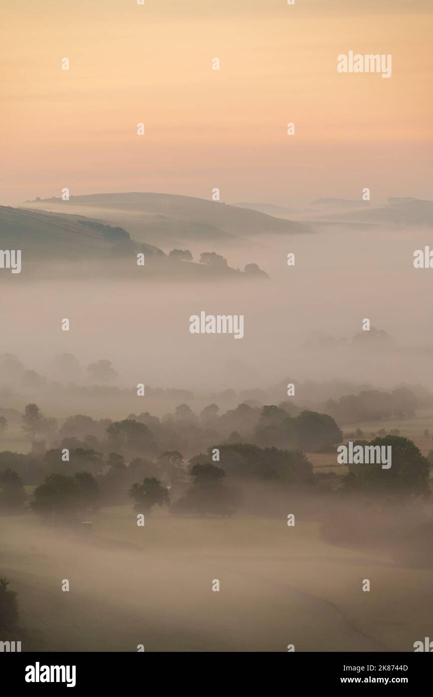 Una vista misteriosa al mattino nel Peak District, Staffordshire, Inghilterra, Regno Unito, Europa Foto Stock