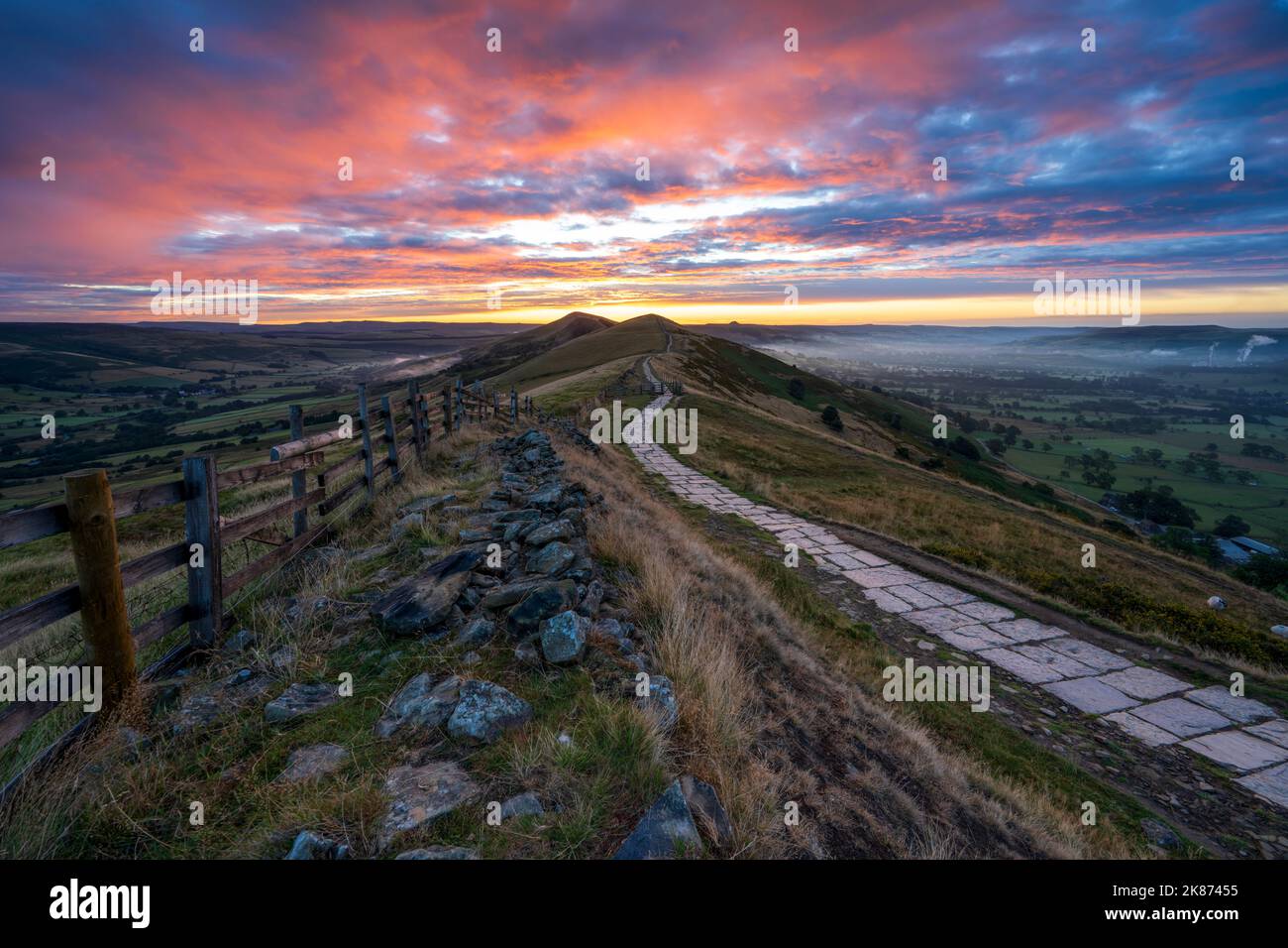 The Great Ridge e Lose Hill all'alba con il cielo infuocato, The Peak District, Derbyshire, Inghilterra, Regno Unito, Europa Foto Stock