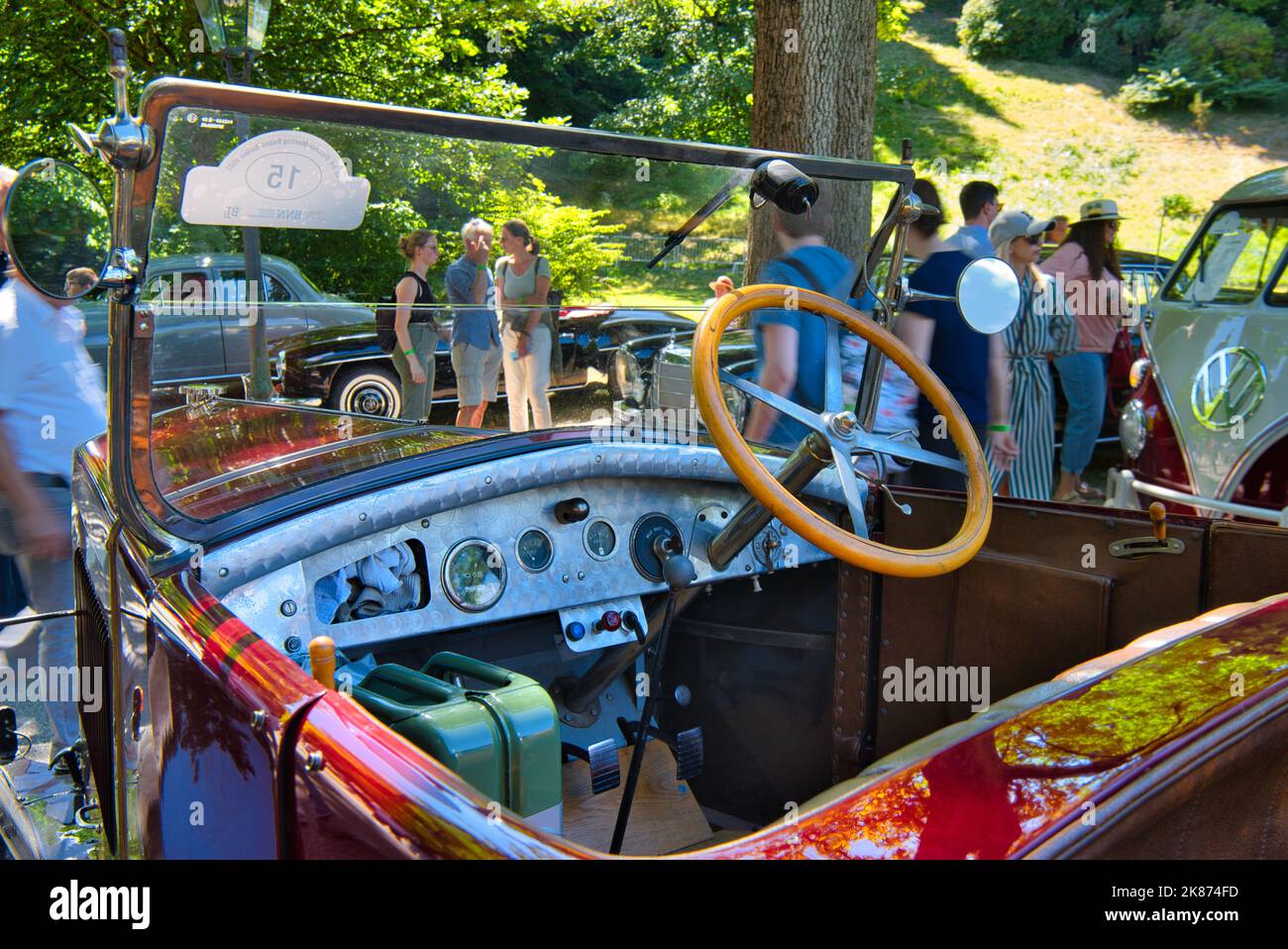 BADEN BADEN BADEN, GERMANIA - 2022 LUGLIO: Interno di rosso 1924 Berliet VHA cabrio Roadster, Oldtimer riunione a Kurpark. Foto Stock