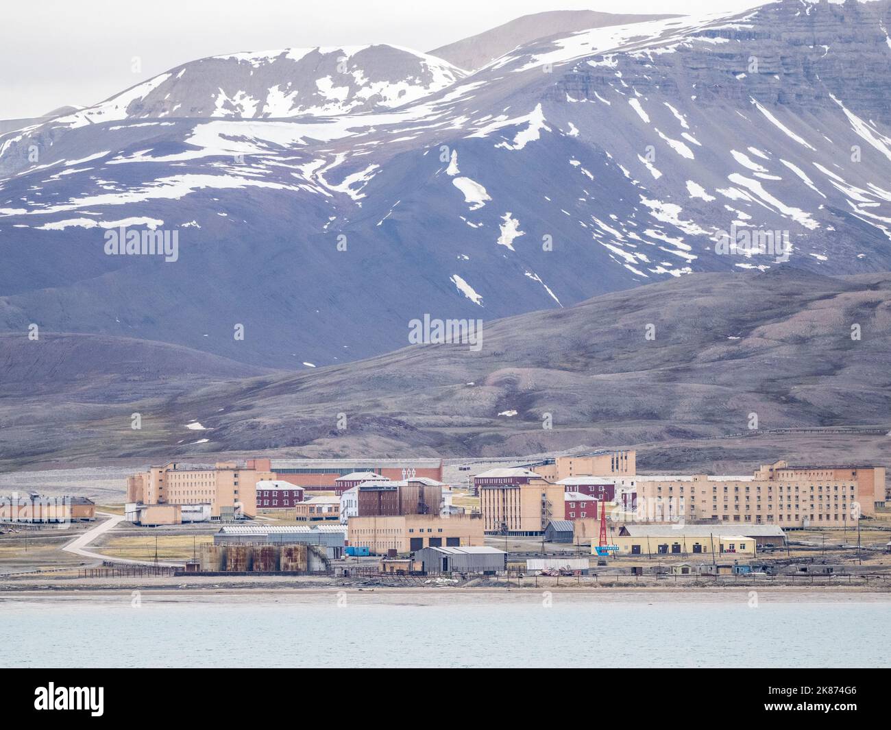 Vista della città abbandonata di Pyramiden, Spitsbergen, Svalbard, Norvegia, Europa Foto Stock