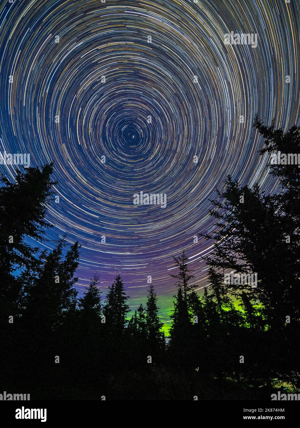 Astrofotografia a lunga esposizione che mostra le stelle e l'aurora boreale nel Denali National Park, Alaska, Stati Uniti d'America, Nord America Foto Stock