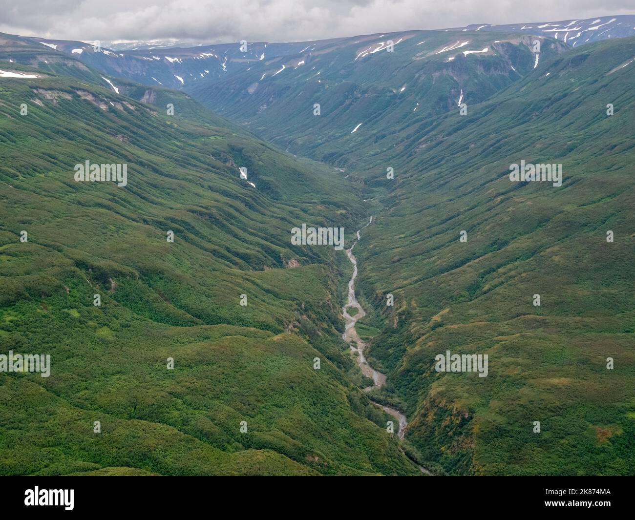 Vista aerea delle montagne e dei ruscelli nel Lake Clark National Park, Alaska, Stati Uniti d'America, Nord America Foto Stock