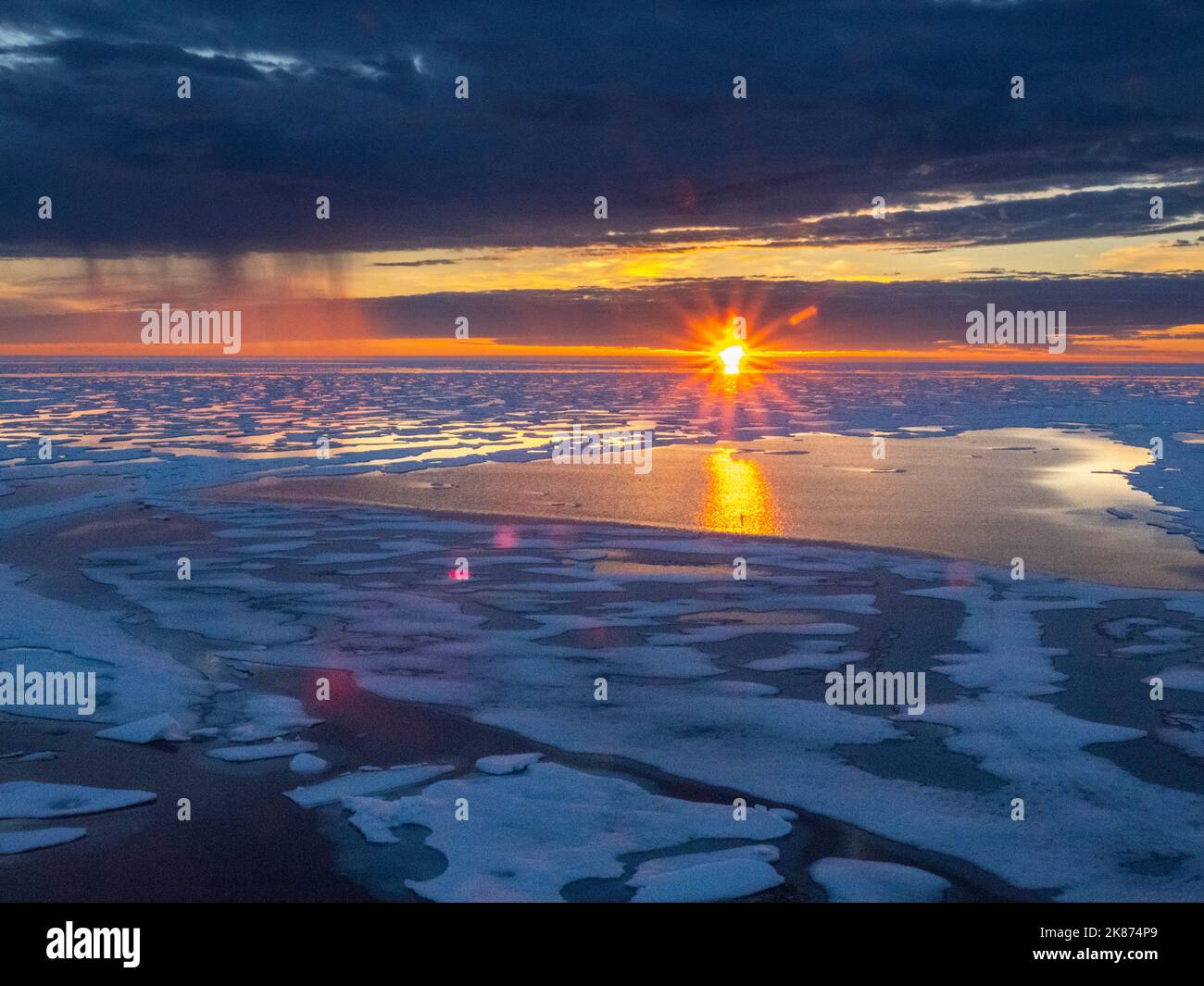 Il tramonto e le docce a pioggia nel ghiaccio impacco pesante in McClintock Channel, Northwest Passage, Nunavut, Canada, Nord America Foto Stock