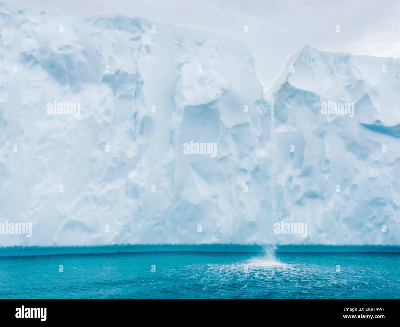 Una cascata di iceberg scioglienti dal Ilulissat Icefjord appena fuori dalla città di Ilulissat, Groenlandia, Danimarca, regioni polari Foto Stock