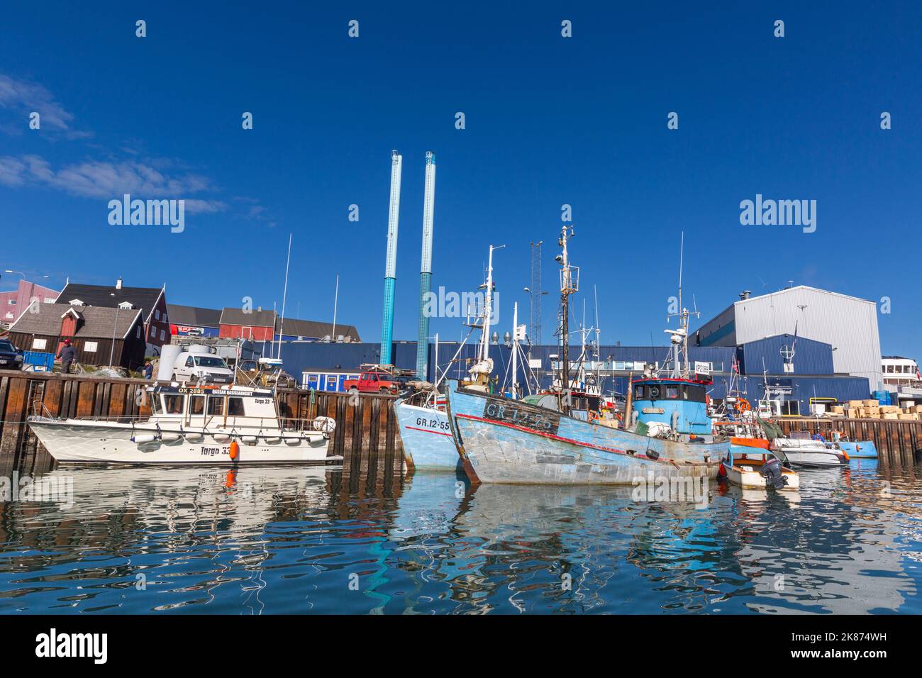 Una vista commerciale barche da pesca e di caccia alla balena nel porto interno della città di Ilulissat, Groenlandia, Danimarca, regioni polari Foto Stock