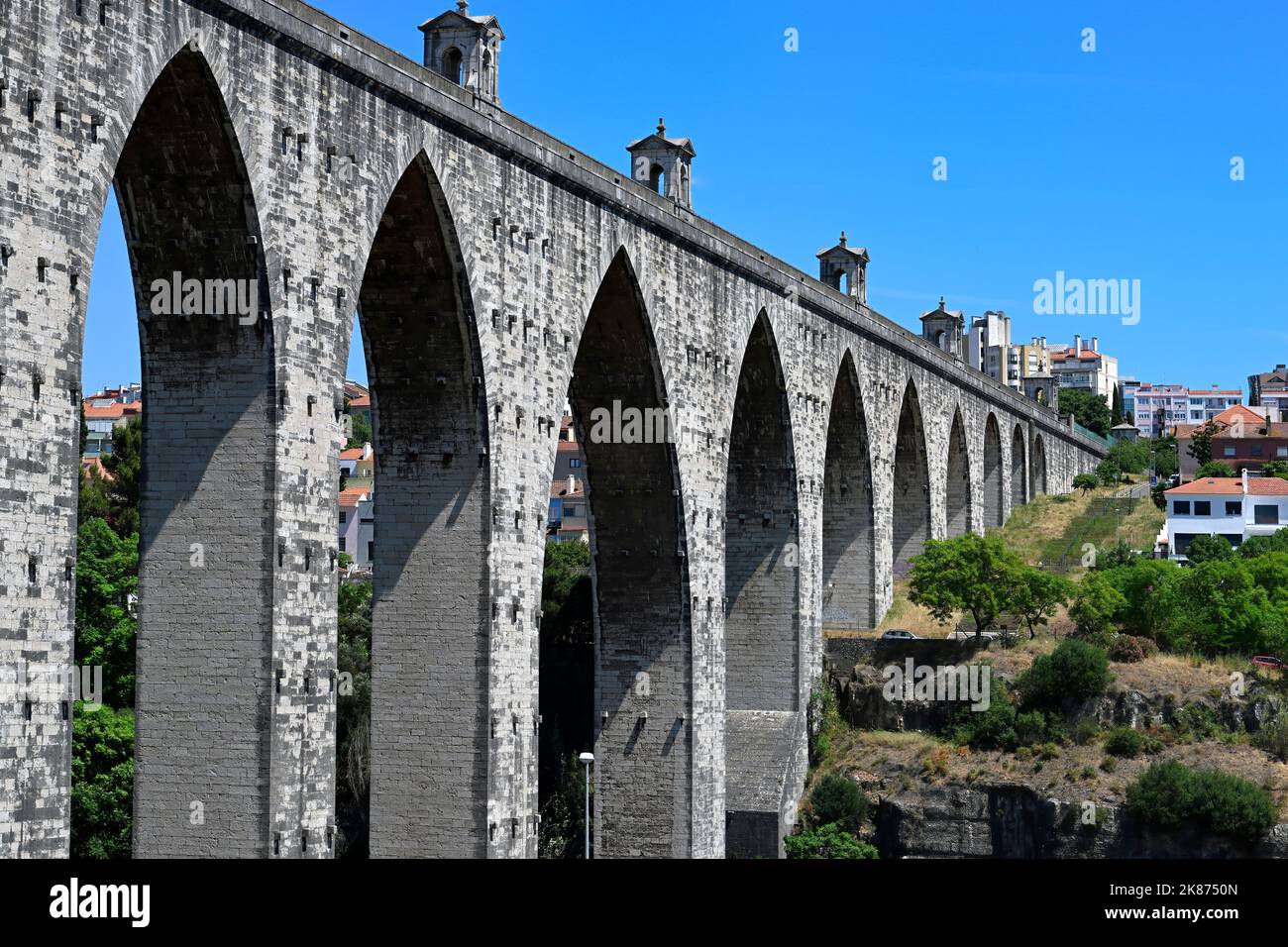 Il 18th ° secolo storico acquedotto delle acque libere (Aguas Livres Aqueduct), Lisbona, Portogallo, Europa Foto Stock