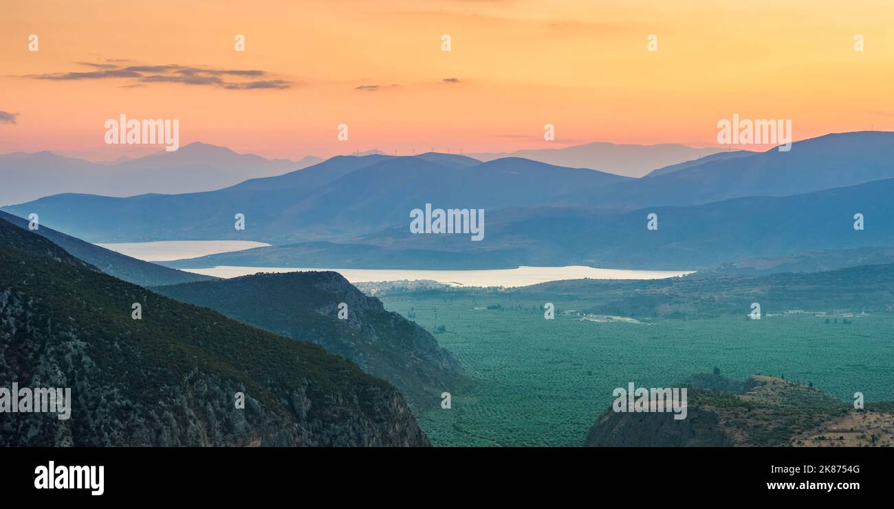 Vista sulla valle del fiume Pleistos verso il Golfo di Corinto al tramonto, Delfi, Phocis, Grecia, Europa Foto Stock