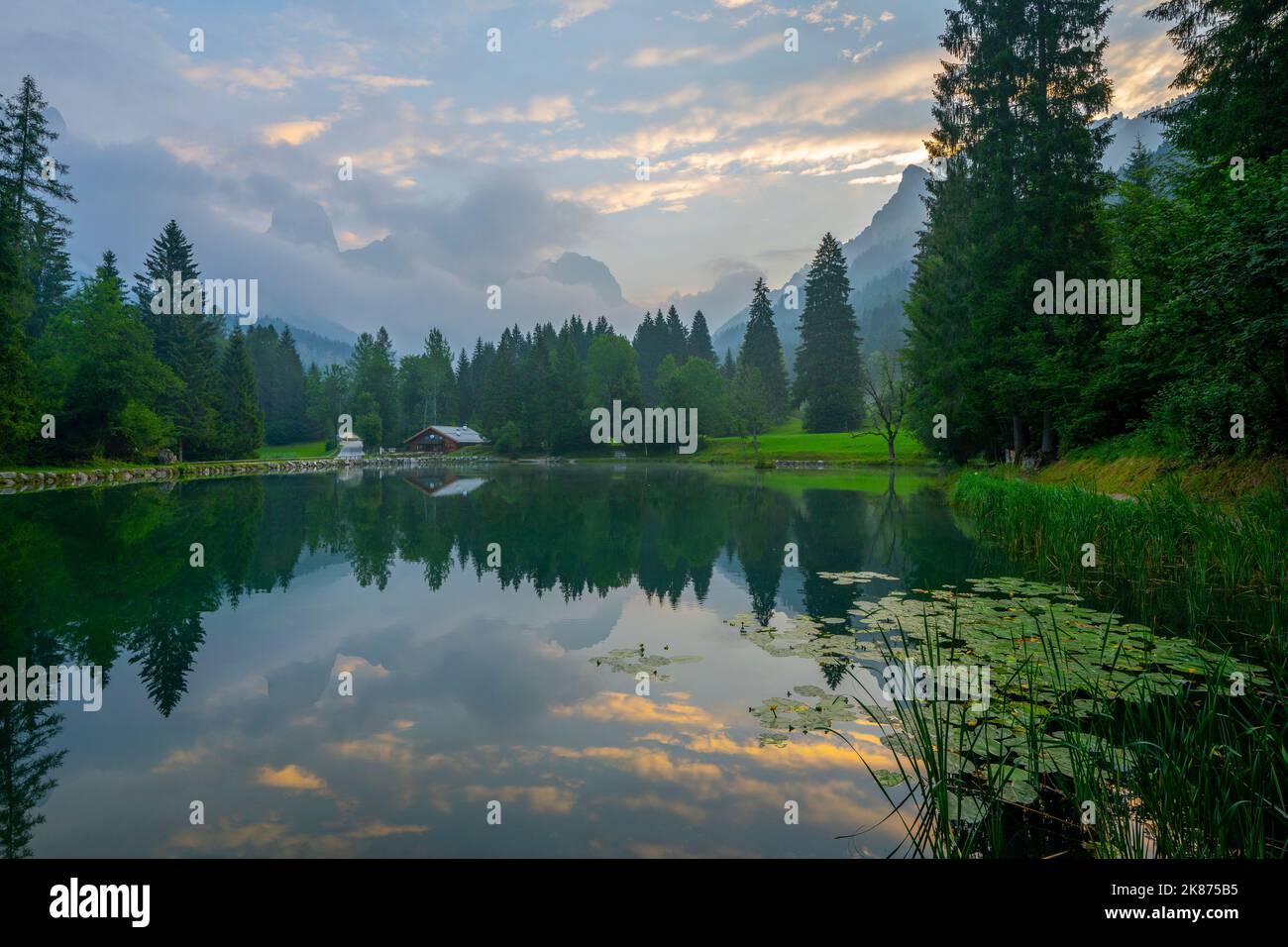 Lago di Welsperg all'alba, Valle di canali, Dolomiti, Trentino, Italia, Europa Foto Stock
