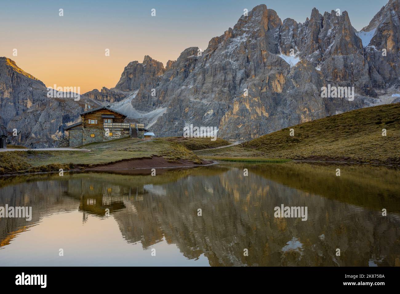 Rifugio Segantini riflesso in un lago, Passo Rolle, Dolomiti, Trentino, Italia, Europa Foto Stock