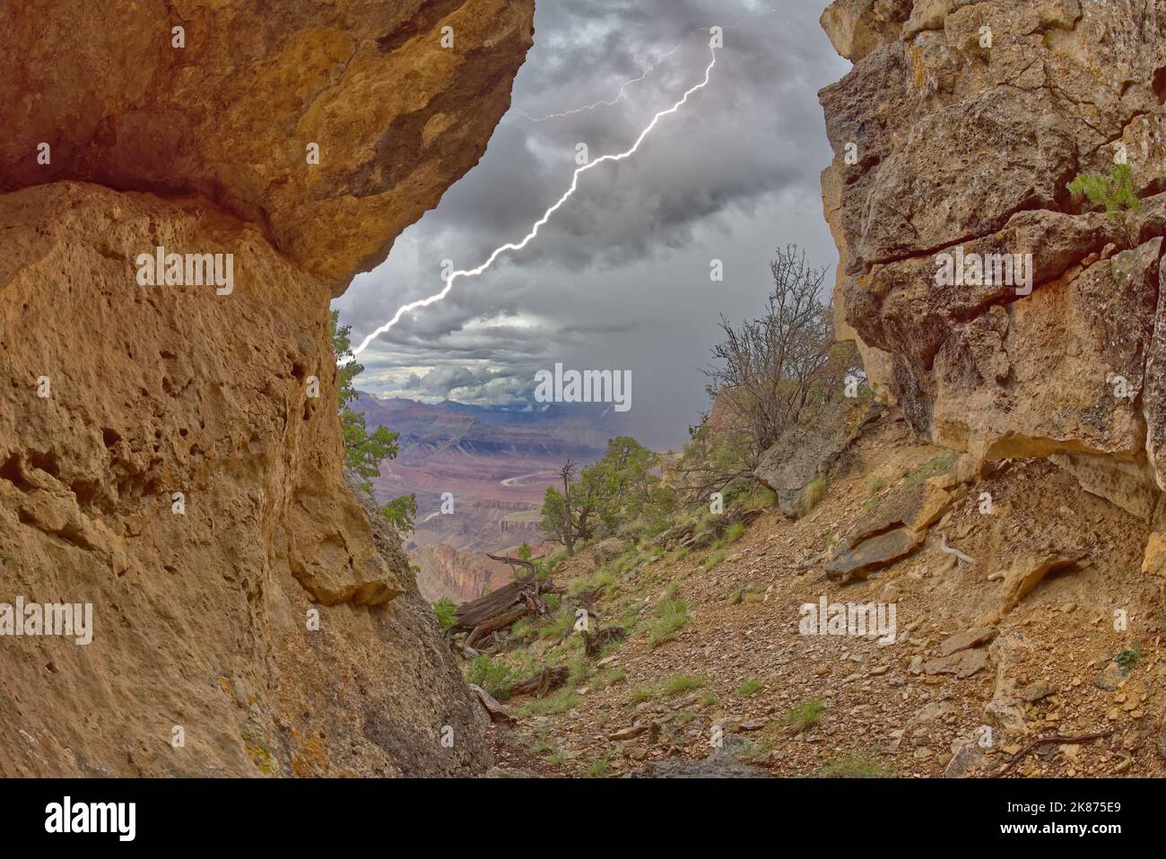 Il Grand Canyon si trova all'interno di una grotta tra Zuni e Papago Point, mentre una tempesta si sta abbattendo nell'area, il Parco Nazionale del Grand Canyon, UNESCO Foto Stock