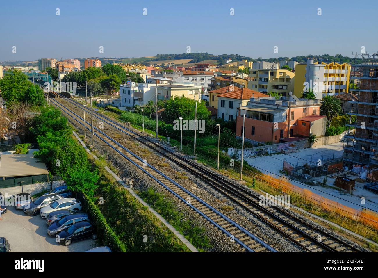 Luglio 2022 Senigallia, Italia: Industria dei trasporti. Attività di movimento. Ferrovia in città attraverso il cielo e il paesaggio della città. Foto Stock