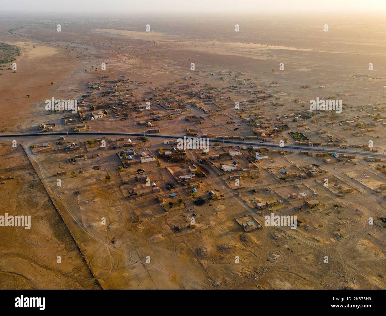 Un villaggio vicino a Kamour, Mauritania, deserto del Sahara, Africa occidentale, Africa Foto Stock