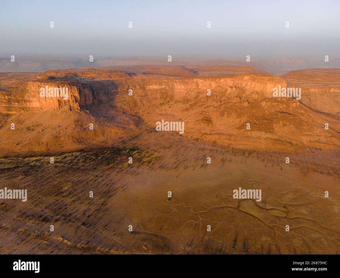 Un'enorme scogliera rocciosa e canyon vicino a Kamour, Mauritania, deserto del Sahara, Africa Occidentale, Africa Foto Stock