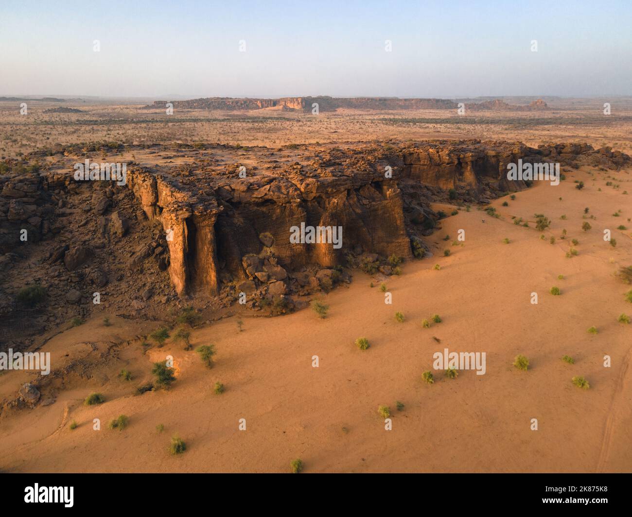 Un gruppo di formazioni rocciose peculiari tra Kiffa e Ayoun, Mauritania, deserto del Sahara, Africa Occidentale, Africa Foto Stock