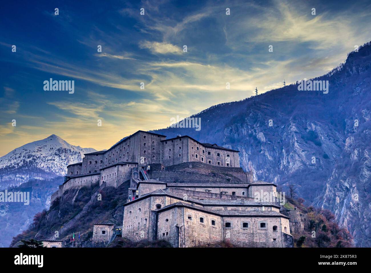 Forte di Bard al tramonto, Aosta, Valle d'Aosta, Italia, Europa Foto Stock