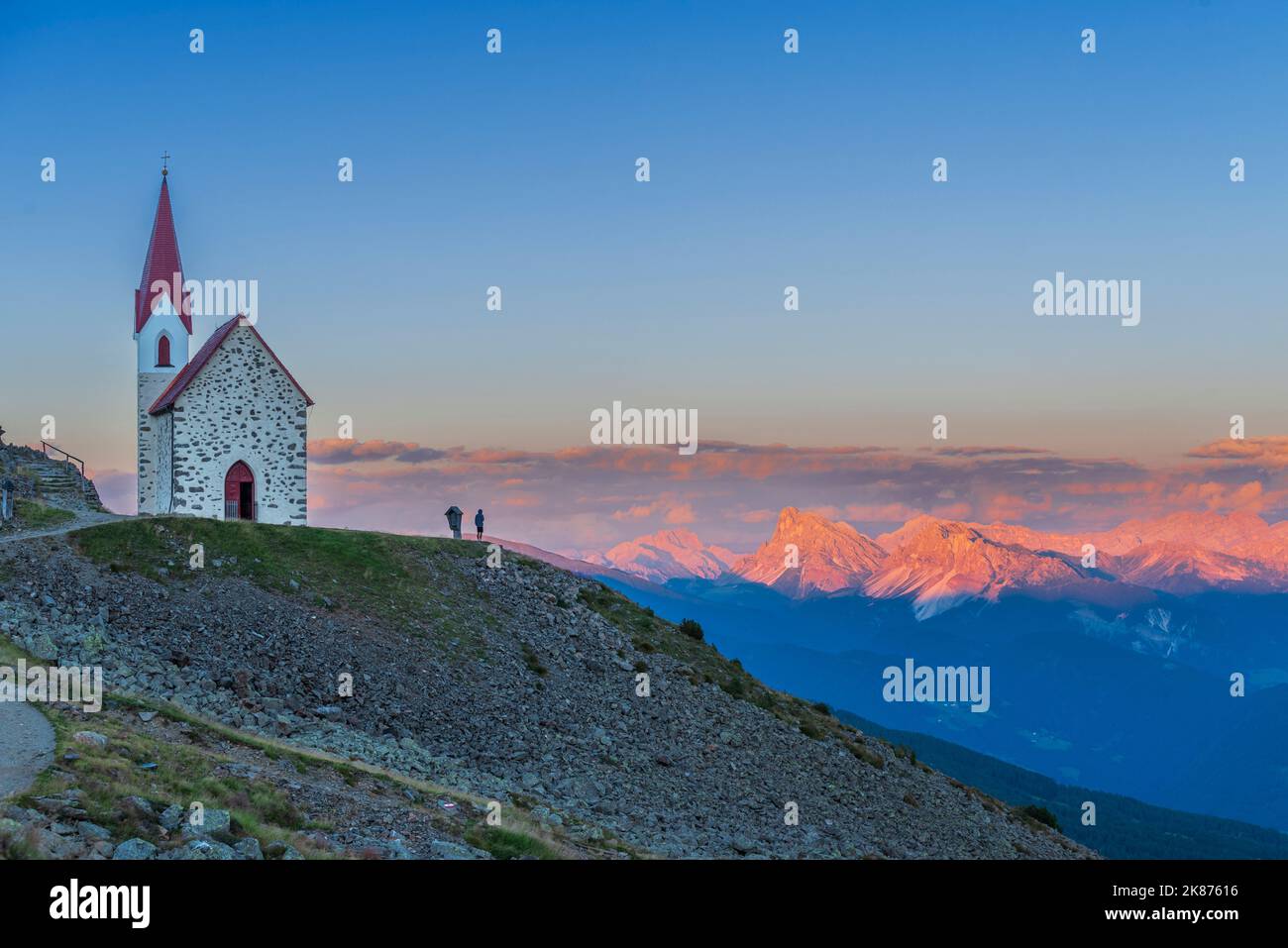 L'uomo gode del tramonto sulle Dolomiti nella chiesa di pellegrinaggio di Lazfons, chiusa, Bolzano, Alto Adige, Italia, Europa Foto Stock