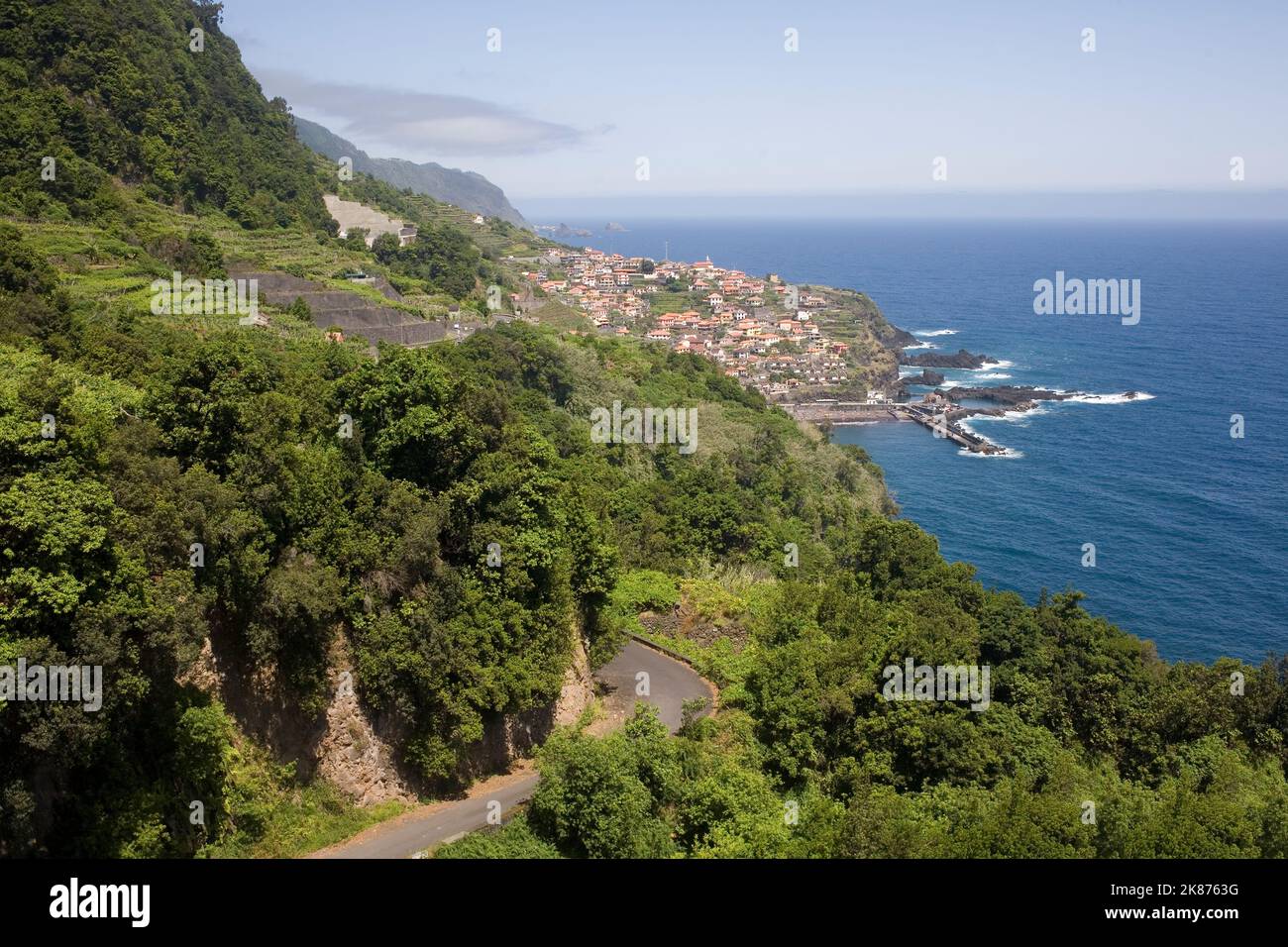 Vecchia strada costiera e Seixal visto da Veu da Noiva zona di osservazione sulla costa settentrionale di Madeira, Madeira, Portogallo, Atlantico, Europa Foto Stock