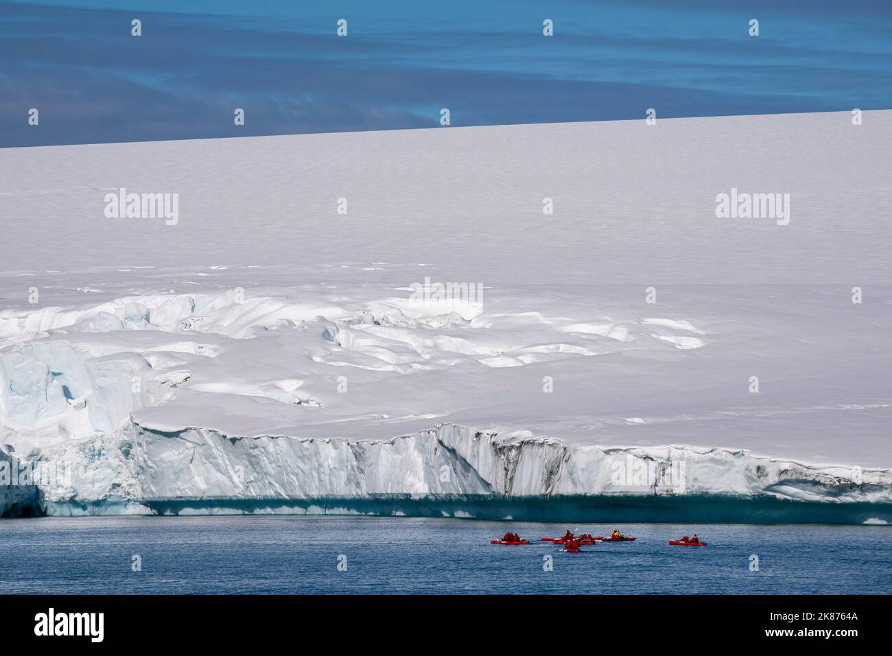 National Geographic Expeditions, Ponant ospiti kayak lungo un bordo di ghiaccio, Larsen Inlet, Weddell Sea, Antartide, regioni polari Foto Stock
