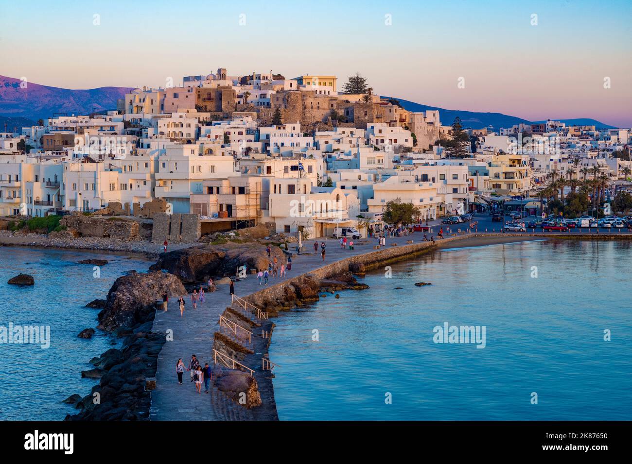 Crepuscolo sulla città di Naxos e la strada sopraelevata fino alla porta Gateway, parte del Tempio incompiuto di Apollo, Naxos Foto Stock