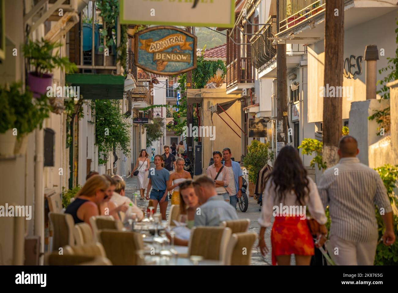 Vista di mangiare all'aperto nella strada stretta, Skiathos Town, Skiathos Island, Sporades Islands, Greek Islands, Grecia, Europa Foto Stock
