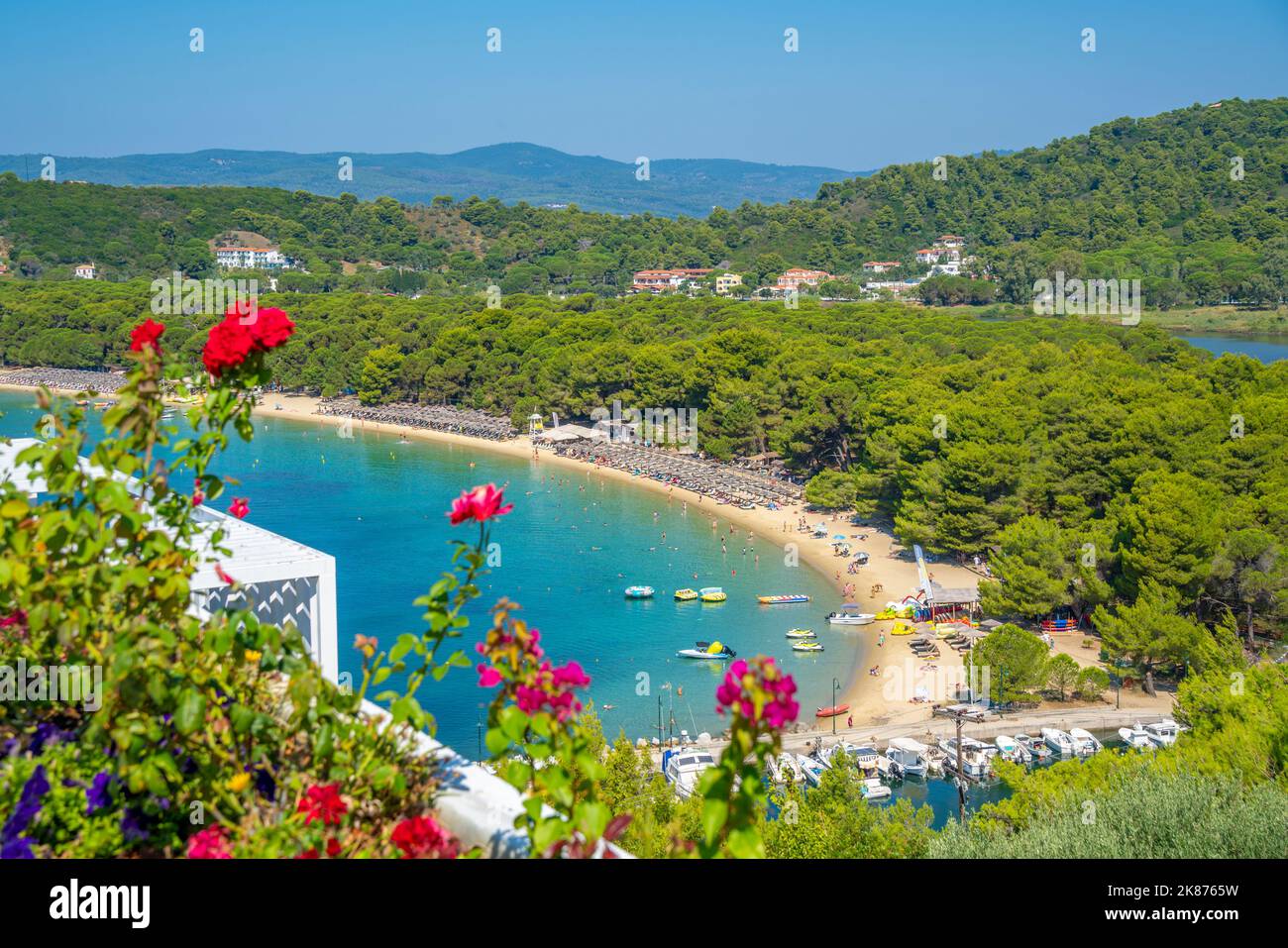 Vista aerea della spiaggia di Koukounaries, della città di Skiathos, dell'isola di Skiathos, delle isole Sporadi, delle isole greche, Grecia, Europa Foto Stock