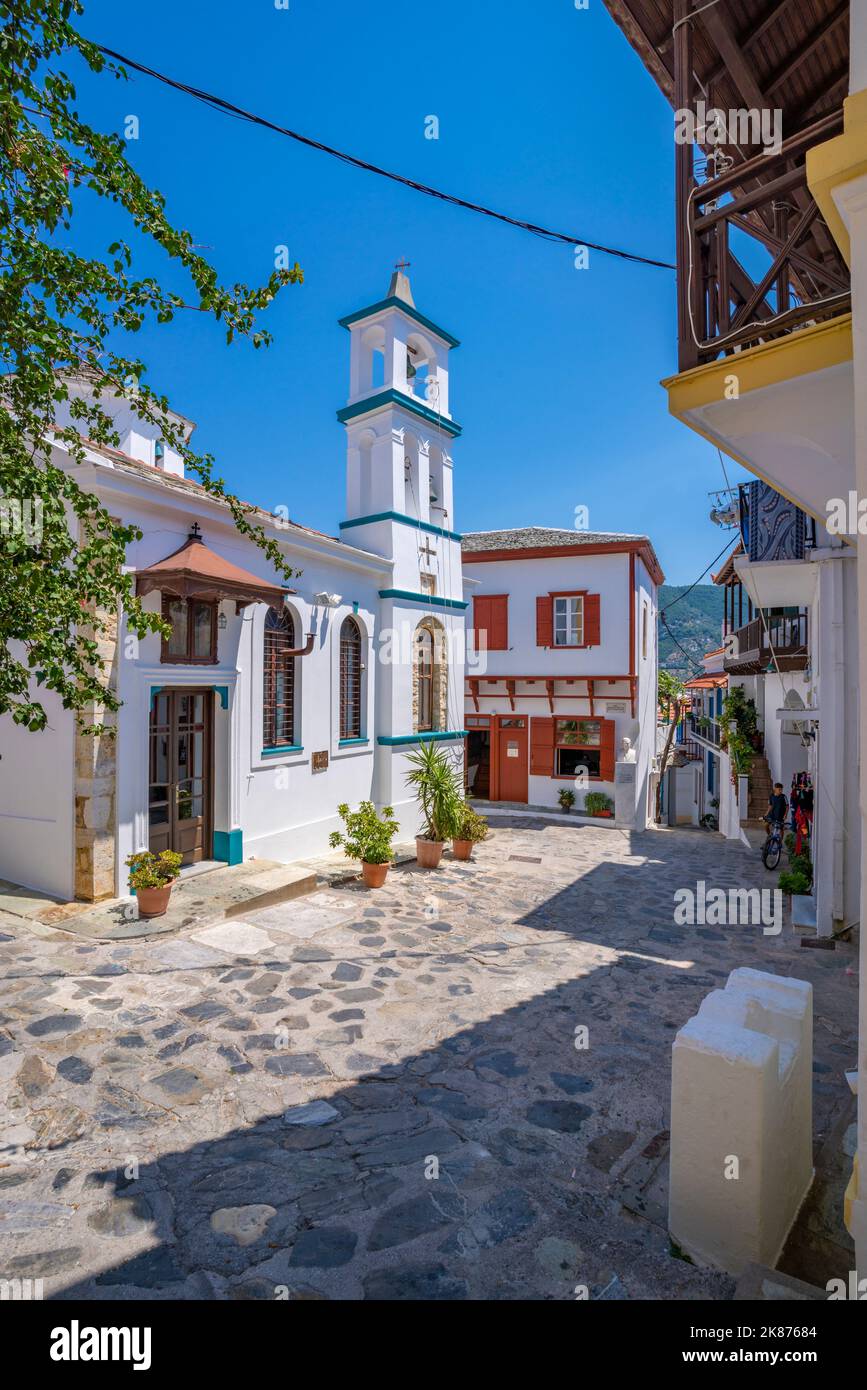 Vista della chiesa imbiancata, della città di Skopelos, dell'isola di Skopelos, delle isole Sporadi, delle isole greche, Grecia, Europa Foto Stock
